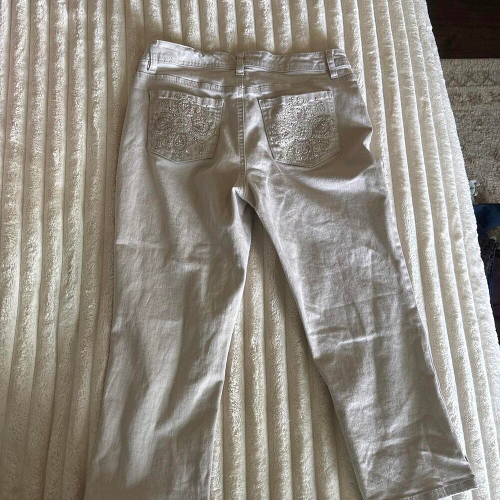 White low rise capri jeans